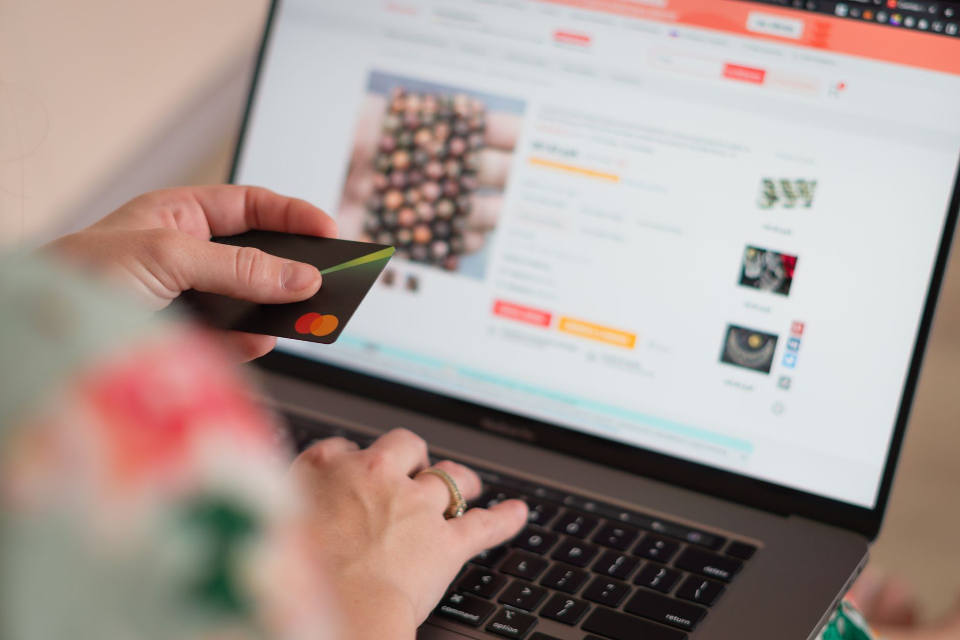 Product Description, Ecommerce Description Writer, Amazon Listing, Shopify Pro — Engaging in online shopping using a credit card with a la