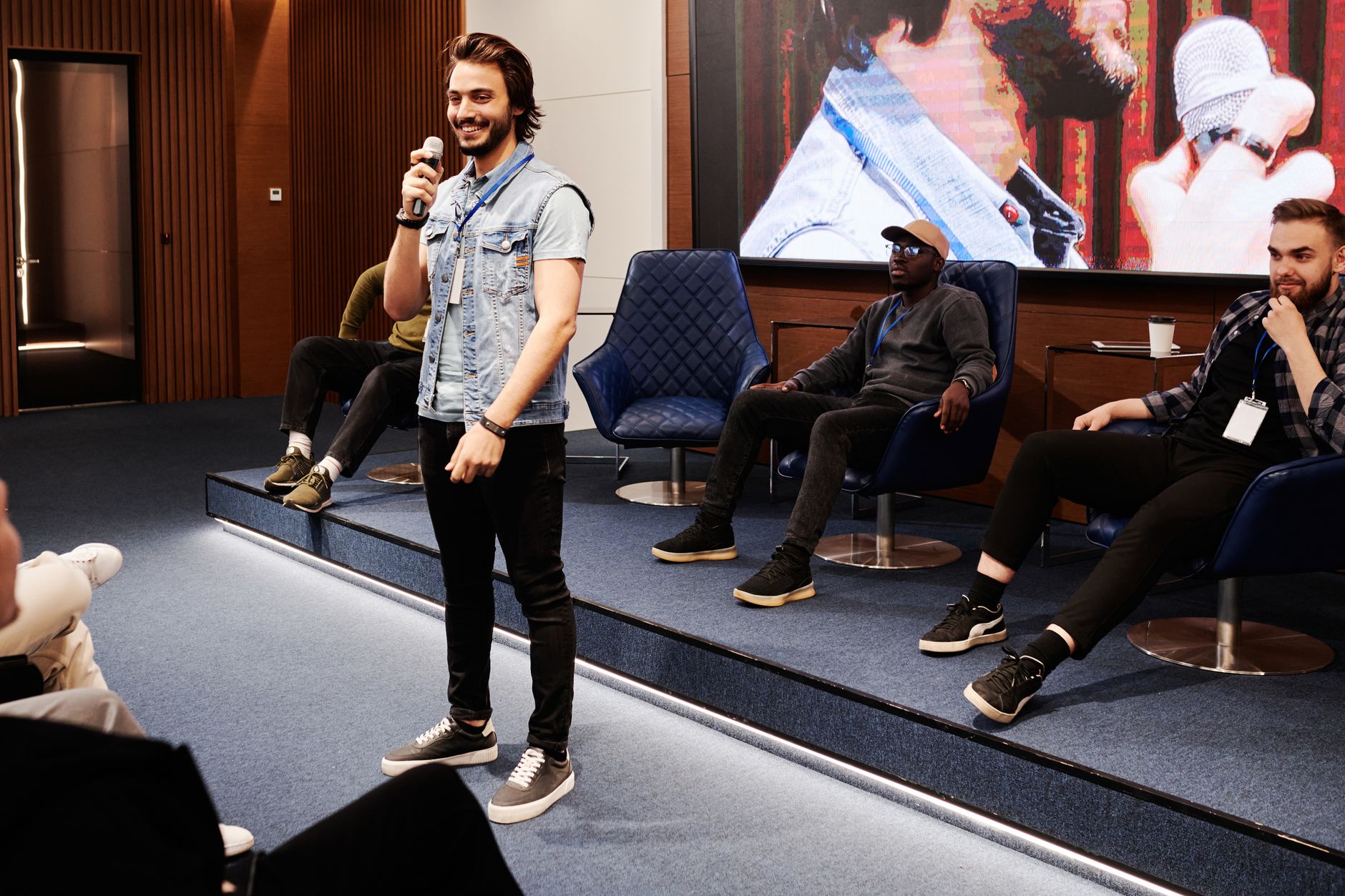 Talking Avatar, Video Avatar, Text To Video With Avatar, Presenter, Spokesperson — A speaker engages the audience with public speaking in a