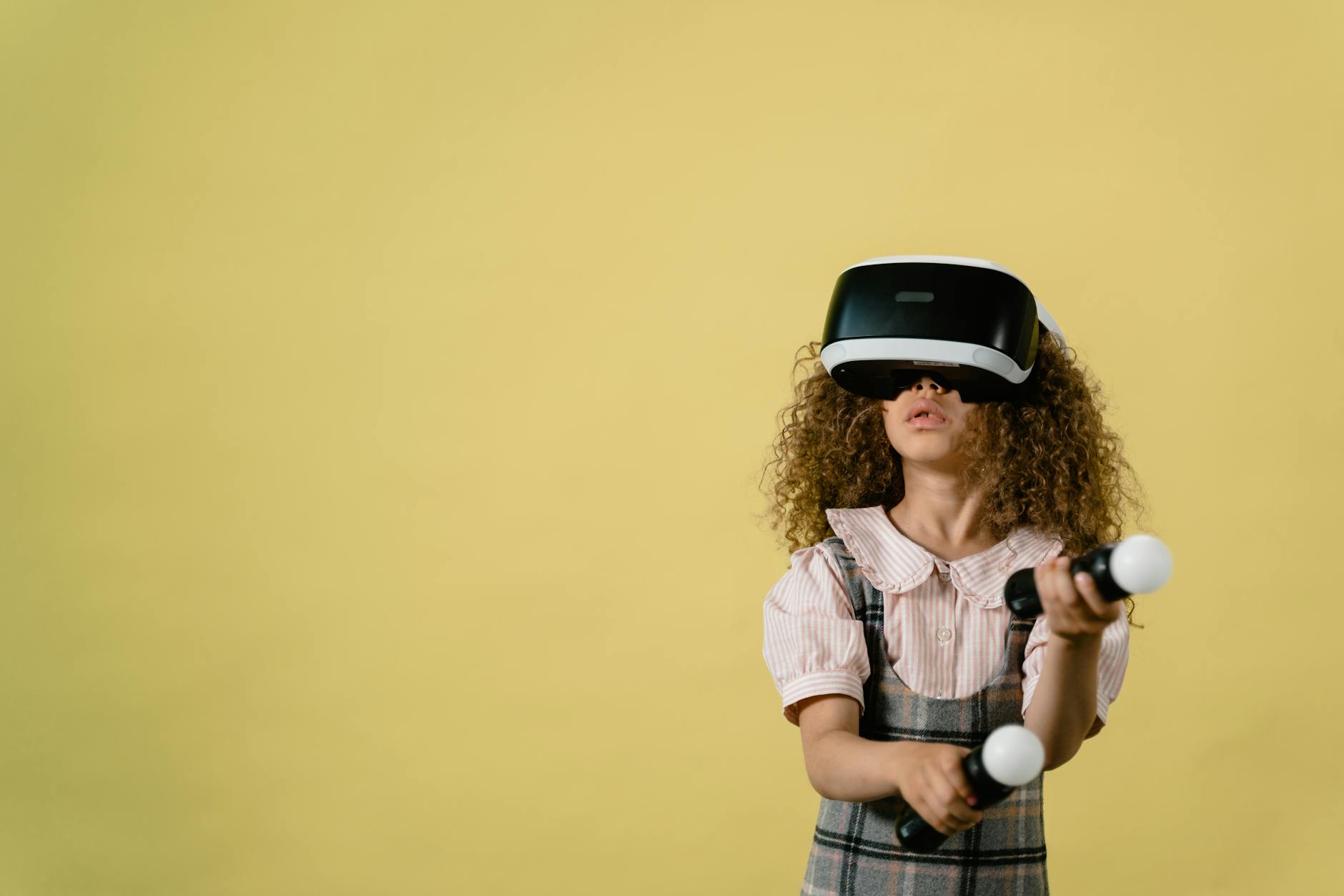 Talking Avatar, Video Avatar, Text To Video With Avatar, Presenter, Spokesperson — Curly-haired girl wearing VR headset and controllers, exp