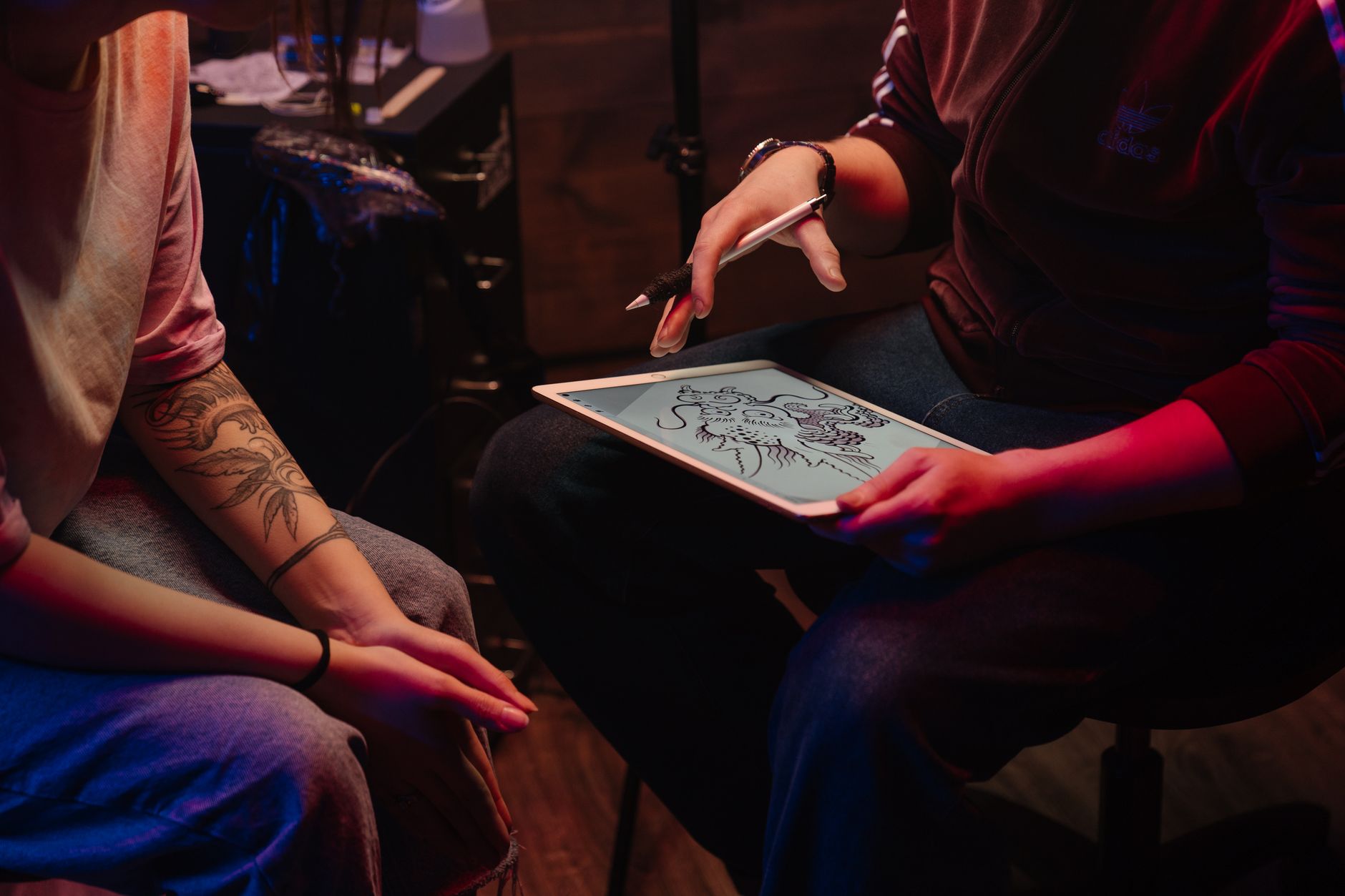 Tattoo, Tattoo Design, Tattoo, Free Tattoo, Custom Tattoo Design, Tattoo Id — Tattoo artist consulting with client, sketching dragon de