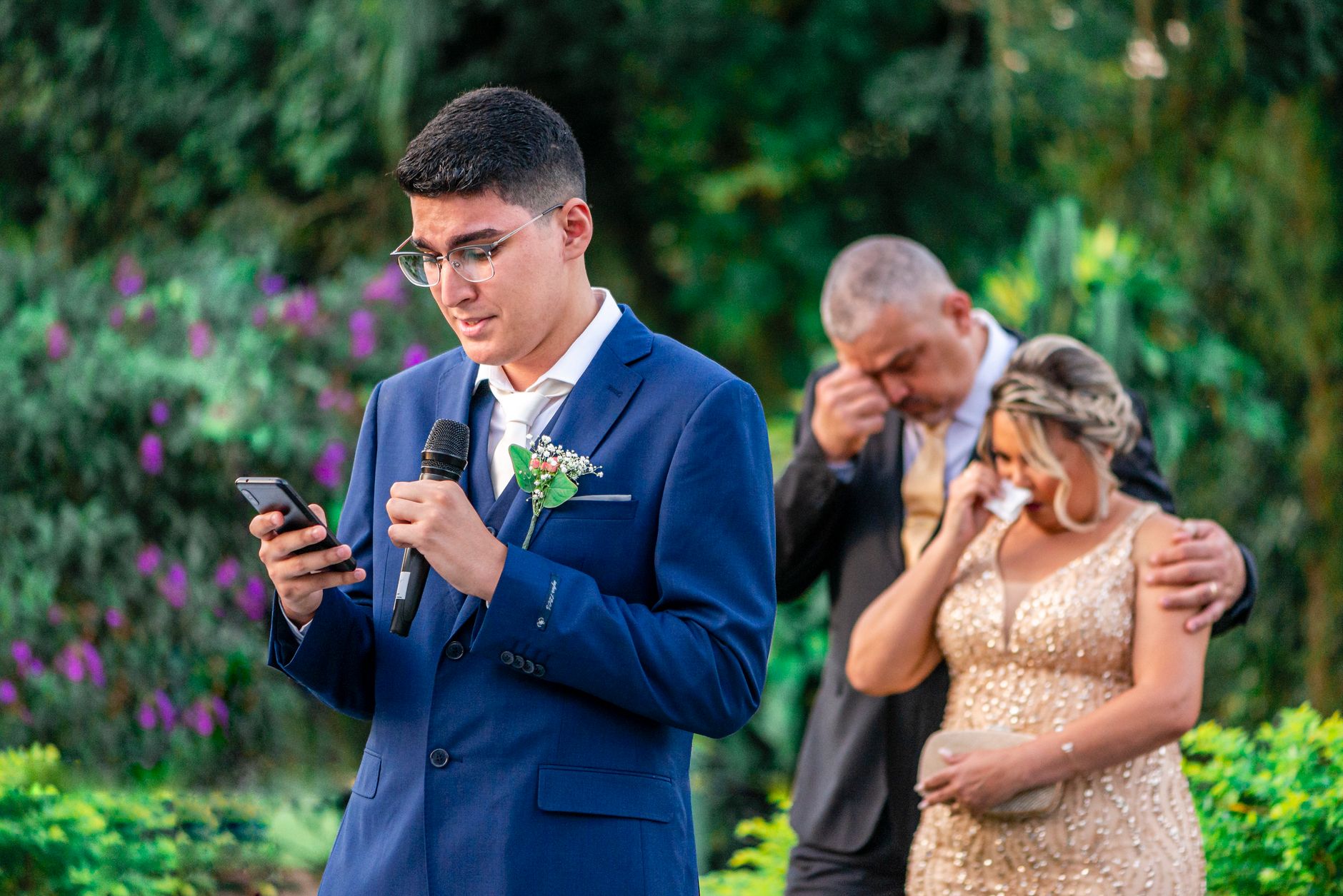 Wedding Speech Writer, Best Man Speech, Maid Of Honor Speech, Wedding Toast — A young man gives a heartfelt speech at an outdoor wedding c